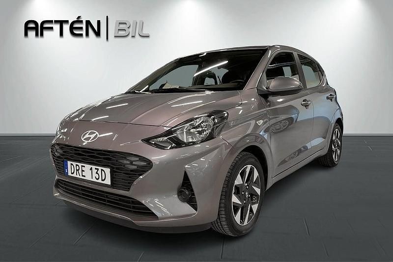 Blå metallic Begagnad 2023 Hyundai i10 Essential Halvkombi | 159 800 kr (Marknadspris) - Bild 1/3