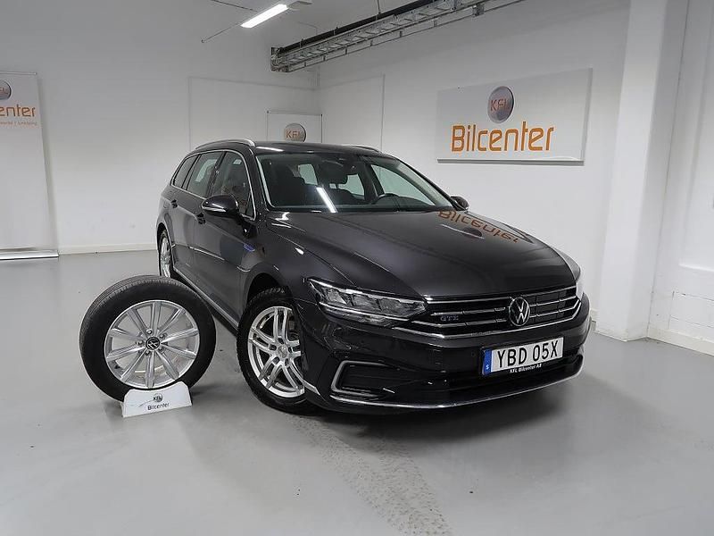 Mörkgrå Begagnad 2022 VW Passat GTE Kombi | 289 900 kr (Marknadspris) - Bild 1/3
