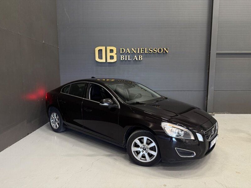 Svart Begagnad 2011 Volvo S60 Momentum Sedan | 84 800 kr (Marknadspris) - Bild 1/4