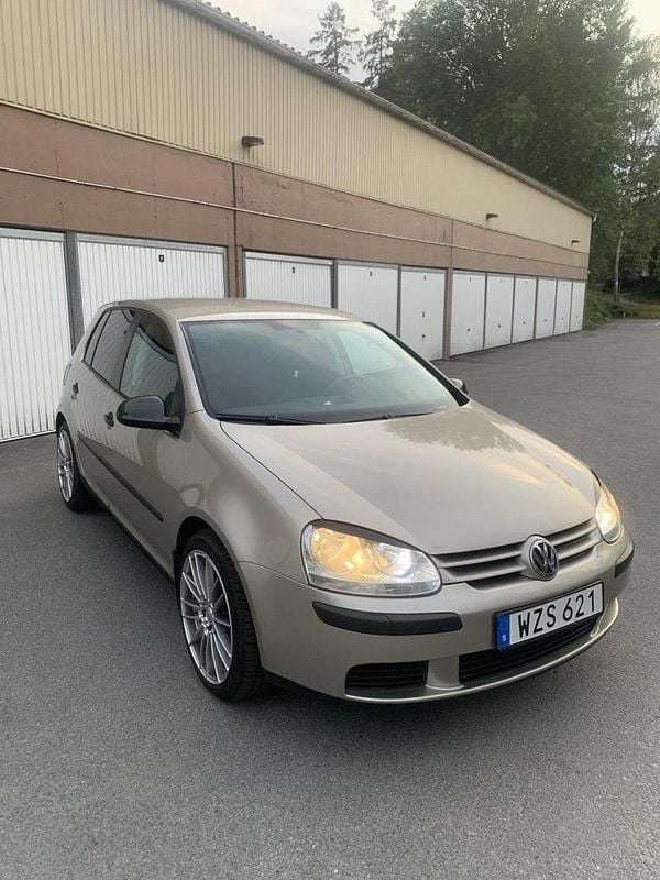 Brun Begagnad 2005 VW Golf IV Trendline Halvkombi | 36 000 kr (Marknadspris) - Bild 1/4