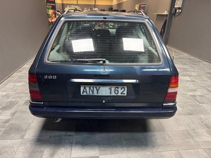 Begagnad Mercedes E200 136 HK (100 kW) 1996 Svart Kombi