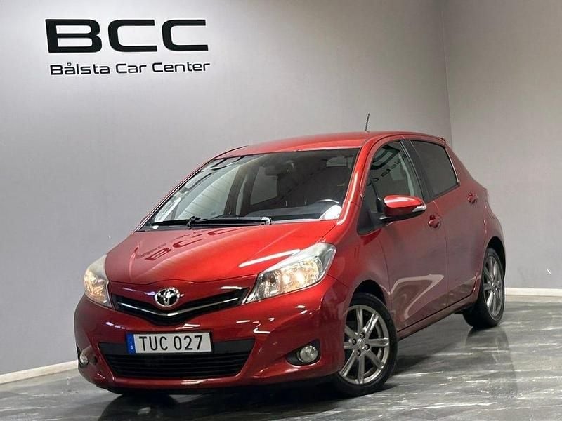 Röd Begagnad 2012 Toyota Yaris Multidrive S Halvkombi | 79 900 kr (Marknadspris) - Bild 1/3