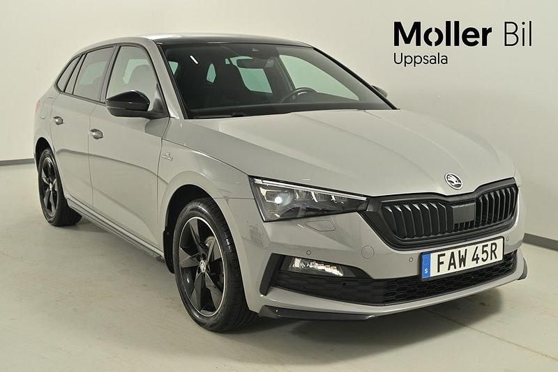 Grå (steel grey) Begagnad 2022 Skoda Scala Monte Carlo Halvkombi | 229 900 kr (Marknadspris) - Bild 1/4