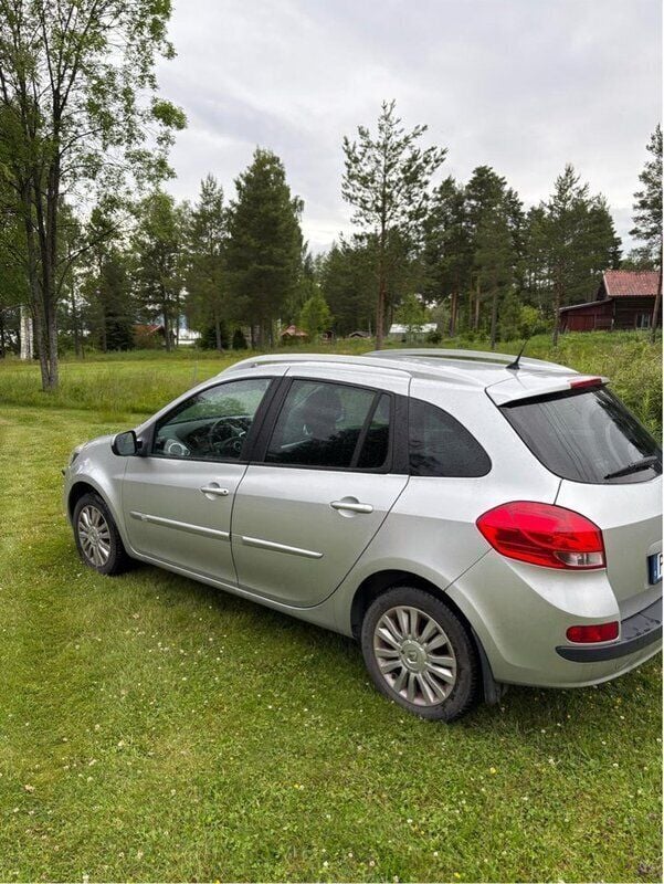 Silver Begagnad 2012 Renault Clio GrandTour Kombi | 44 000 kr (Marknadspris) - Bild 1/4