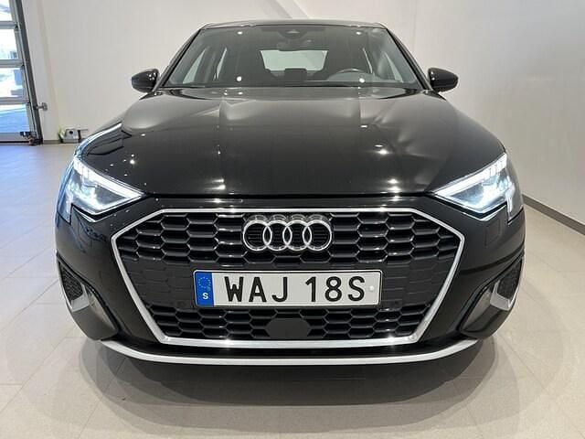 Begagnad Audi A3 Advanced 150 HK (110 kW) 2023 Brilliantsvart Sedan