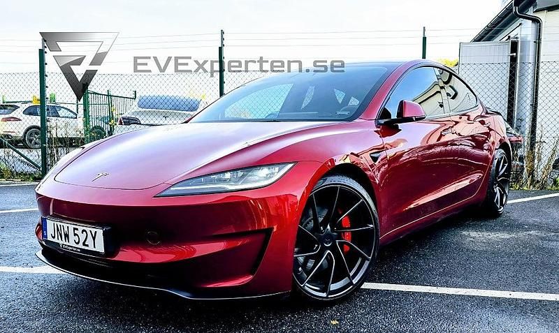 Röd Begagnad 2024 Tesla Model 3 Performance Sedan | 599 000 kr - Bild 1/4