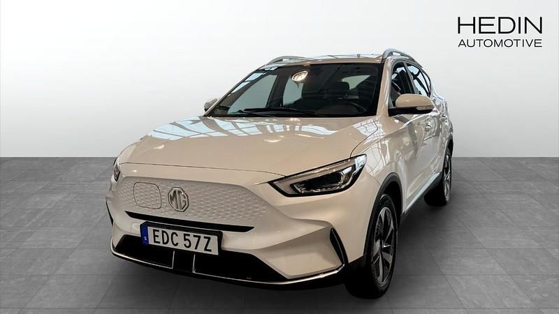 Vit (white) Begagnad 2022 MG ZS Comfort Sedan | 239 900 kr (Bra pris) - Bild 1/4