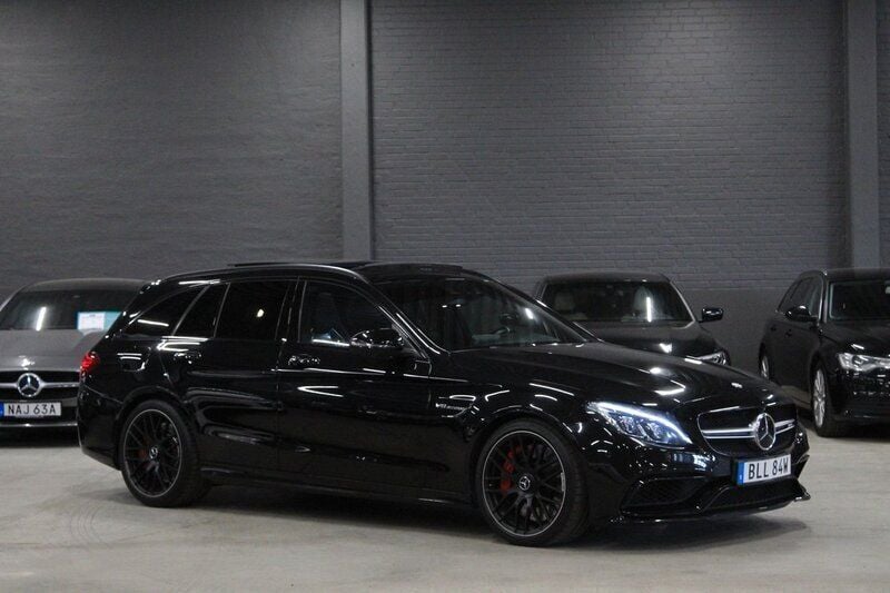 Svart (obsidian svart) Begagnad 2017 Mercedes C63S AMG AMG Kombi | 549 900 kr (Marknadspris) - Bild 1/4