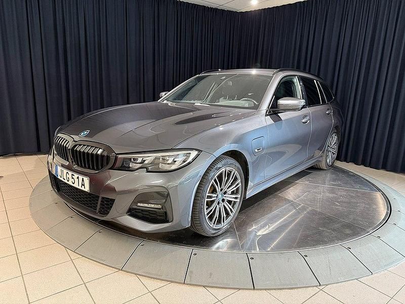 Grå metallic Begagnad 2022 BMW 330e Shadowline Kombi | 359 000 kr (Marknadspris) - Bild 1/4
