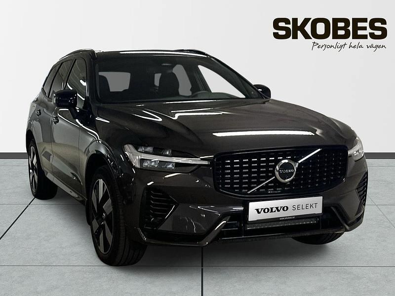 Grå Begagnad 2025 Volvo XC60 Plus SUV | 609 900 kr (Dyr) - Bild 1/3