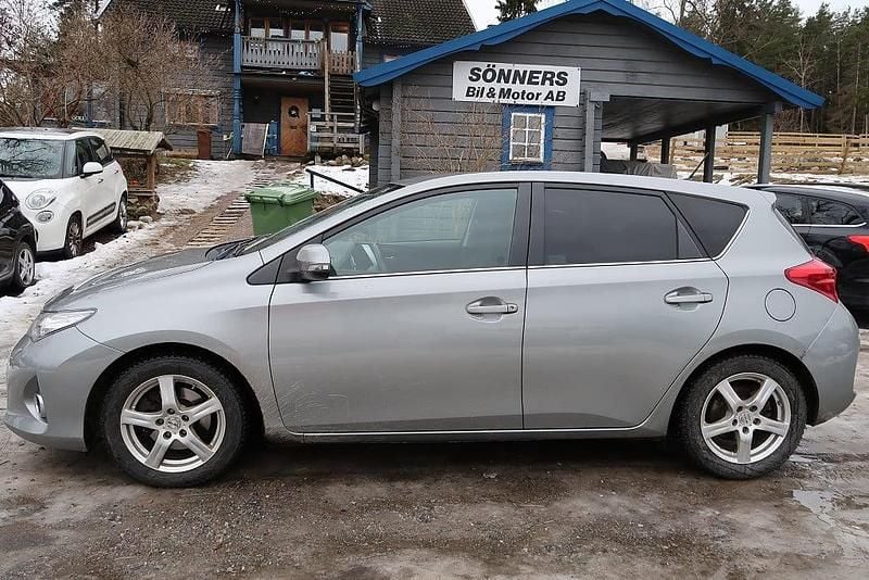 Begagnad Toyota Auris Edition 124 HK (91 kW) 2015 Grå Halvkombi