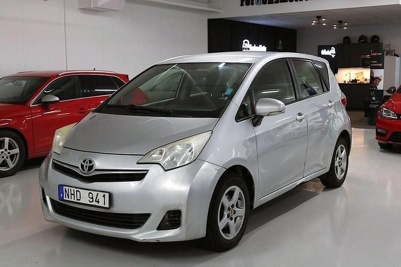 Silver Begagnad 2013 Toyota Verso-S Minibuss | 39 900 kr (Bra pris) - Bild 1/4