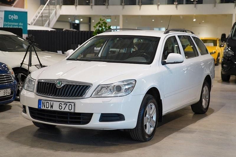 Vit Begagnad 2012 Skoda Octavia Ambiente Kombi | 39 900 kr (Superpris) - Bild 1/4
