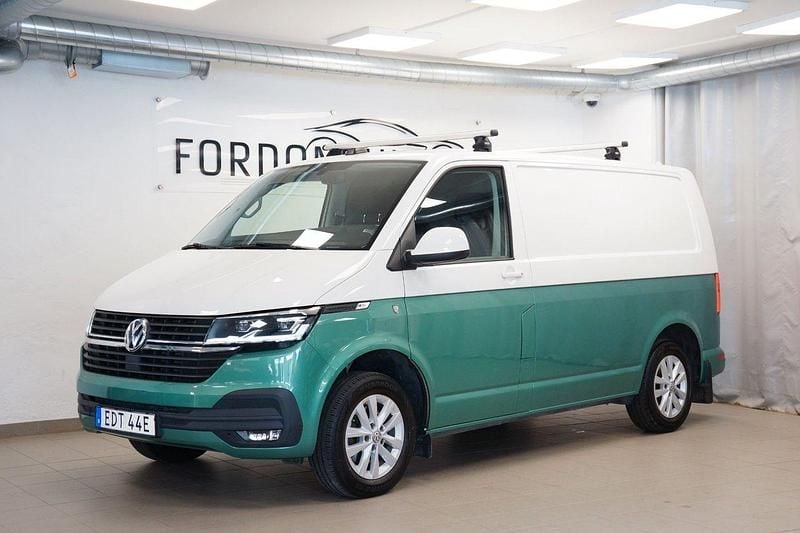 Flerfärgad (vit/grön) Begagnad 2021 VW T6.1 Van | 389 000 kr (Superpris) - Bild 1/4