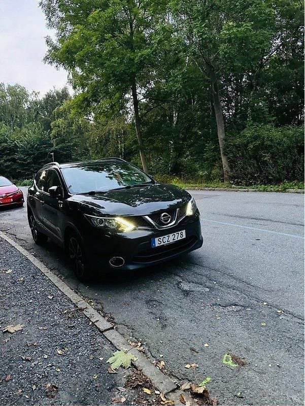 Svart Begagnad 2017 Nissan Qashqai SUV | 154 900 kr (Marknadspris) - Bild 1/4