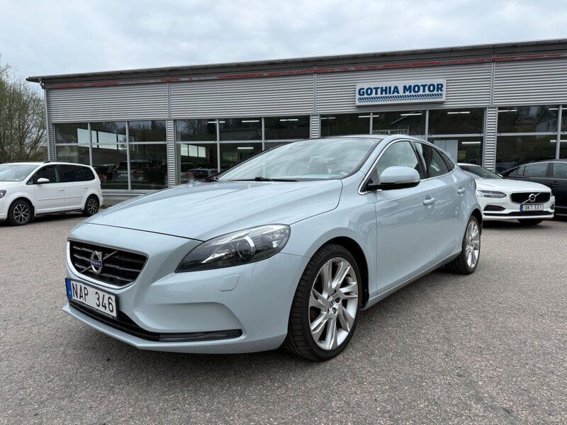 Ljusblå (blå) Begagnad 2013 Volvo V40 Summum Kombi | 129 900 kr (Marknadspris) - Bild 1/4