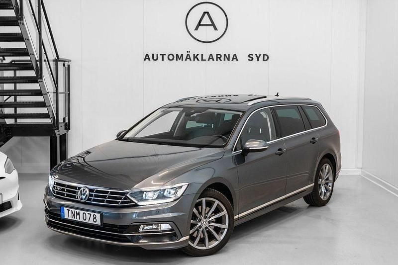 Mörkgrå (grå) Begagnad 2017 VW Passat GT Kombi | 174 900 kr (Marknadspris) - Bild 1/4