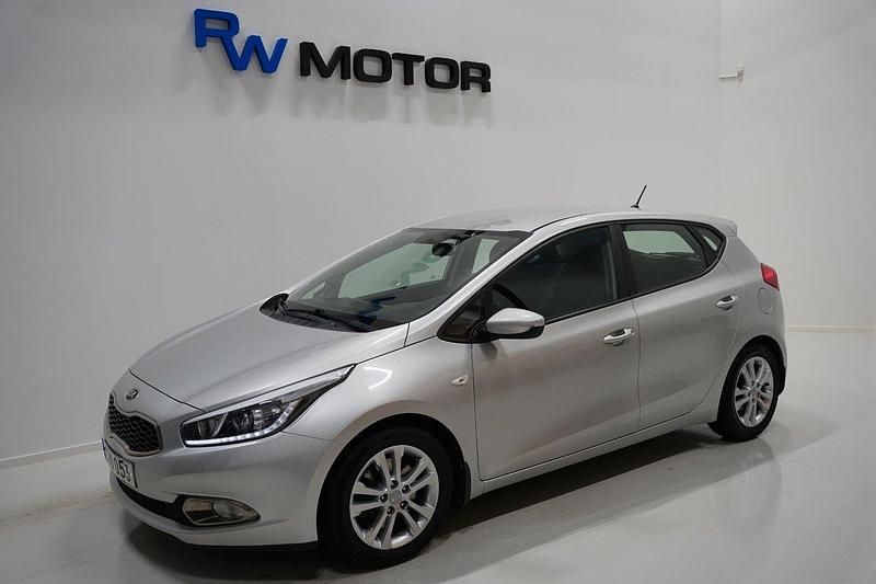 Grå Begagnad 2013 Kia Ceed EX Halvkombi | 104 800 kr (Dyr) - Bild 1/4