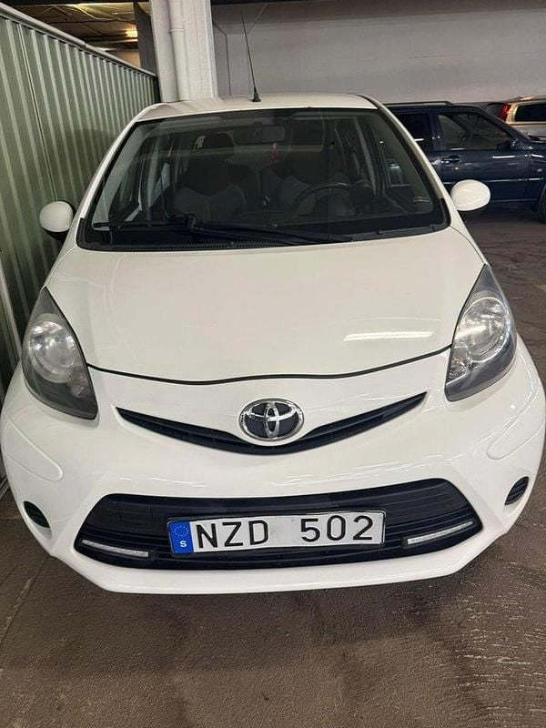 Vit Begagnad 2013 Toyota Aygo Halvkombi | 42 500 kr (Marknadspris) - Bild 1/3