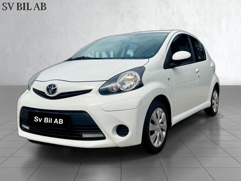 Vit Begagnad 2014 Toyota Aygo Halvkombi | 59 900 kr (Marknadspris) - Bild 1/4