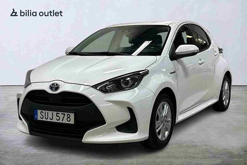 Vit Begagnad 2021 Toyota Yaris Hybrid Halvkombi | 159 900 kr - Bild 1/1