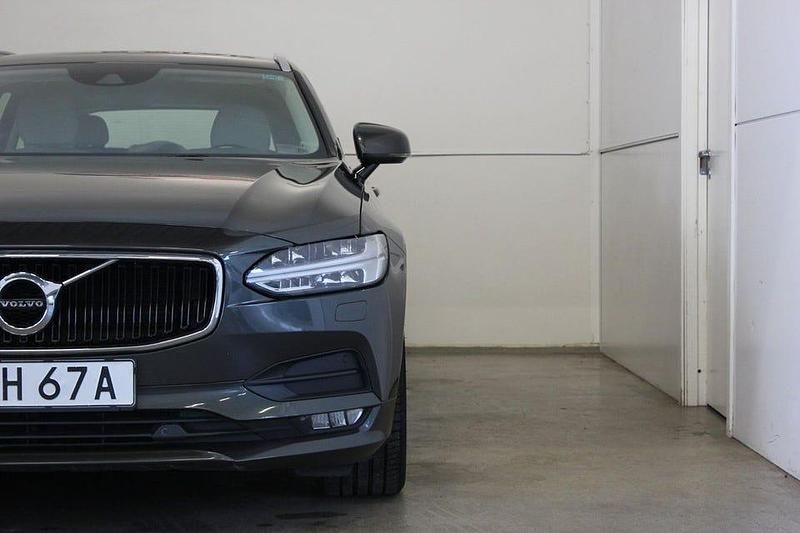 Begagnad Volvo V90 Momentum 191 HK (140 kW) 2020 Mörkgrå (grå) Kombi