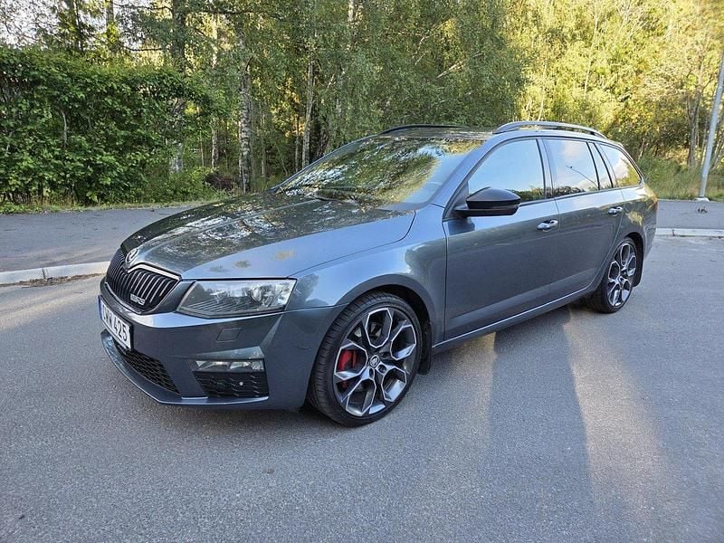 Grå Begagnad 2015 Skoda Octavia RS Kombi | 145 000 kr (Lite dyr) - Bild 1/4