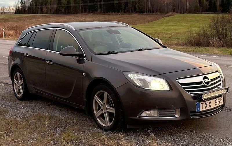 Mörkgrå metallic Begagnad 2012 Opel Insignia Kombi | 32 900 kr (Superpris) - Bild 1/4