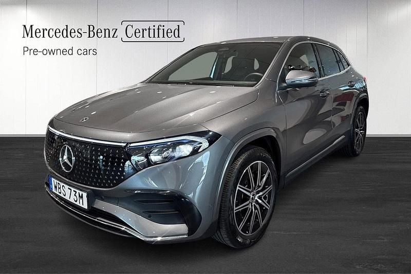 Mörkgrå Begagnad 2024 Mercedes EQA250+ AMG SUV | 489 000 kr (Bra pris) - Bild 1/4