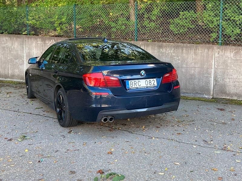 Blå Begagnad 2013 BMW 520 M Sport Sedan | 132 000 kr (Marknadspris) - Bild 1/4