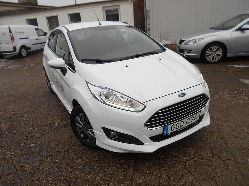 Begagnad Ford Fiesta Titanium 101 HK (74 kW) 2016 Vit Halvkombi