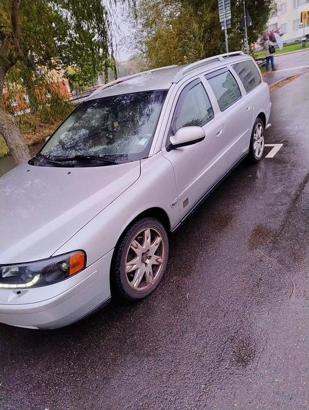 Grå Begagnad 2002 Volvo V70 Kombi | 25 000 kr (Marknadspris) - Bild 1/4