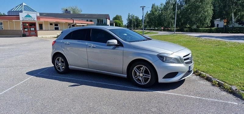 Silver Begagnad 2013 Mercedes A180 Style Halvkombi | 95 000 kr (Marknadspris) - Bild 1/4