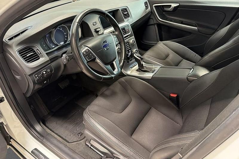 Begagnad Volvo V60 Momentum 234 HK (172 kW) 2017 Vit Kombi