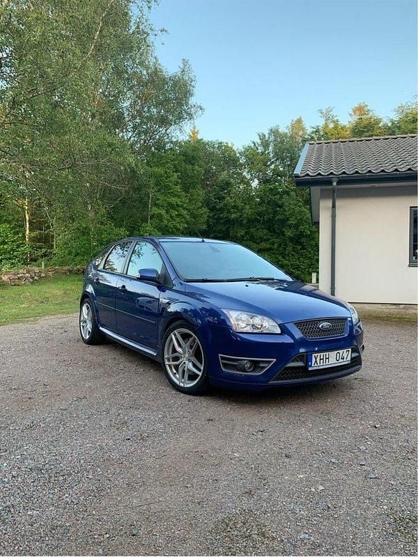 Blå Begagnad 2006 Ford Focus ST Halvkombi | 69 000 kr (Marknadspris) - Bild 1/4