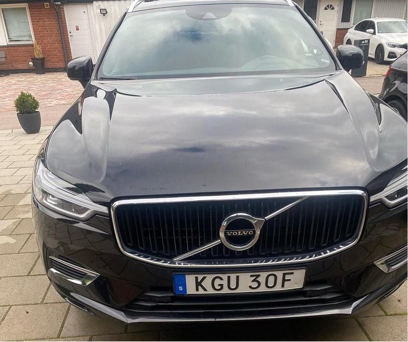 Svart Begagnad 2020 Volvo XC60 Momentum SUV | 349 900 kr (Marknadspris) - Bild 1/4