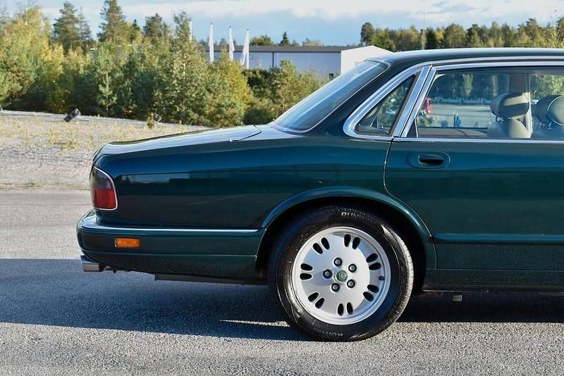 Begagnad Jaguar XJ 241 HK (177 kW) 1995 Mörkgrön Sedan