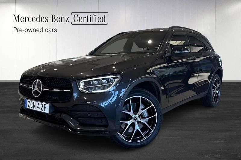 Grå (grey) Begagnad 2022 Mercedes GLC300e AMG line Plus SUV | 489 900 kr (Marknadspris) - Bild 1/4