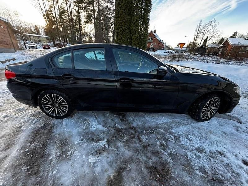 Begagnad 2020 BMW 530 iPerformance Sedan | 210 000 kr (Superpris) - Bild 1/4