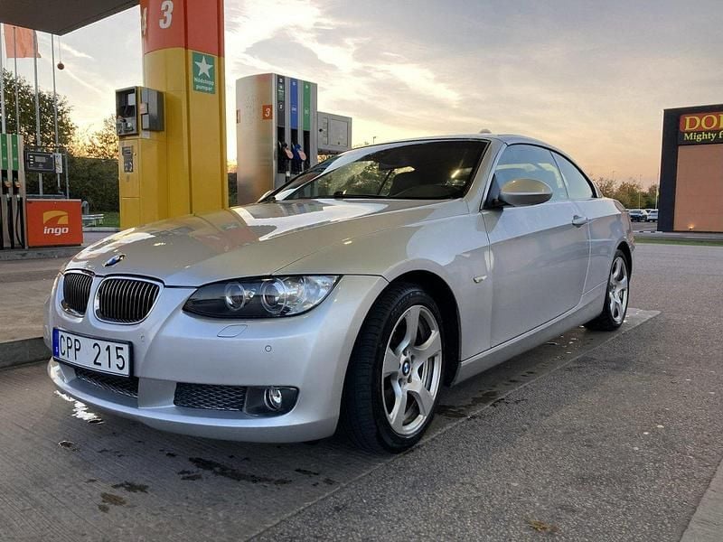 Silver Begagnad 2008 BMW 325 Cabriolet M Sport Cab | 124 000 kr (Superpris) - Bild 1/4