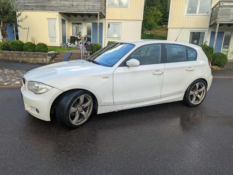 Vit Begagnad 2007 BMW 120 Advantage Halvkombi | 42 000 kr (Marknadspris) - Bild 1/4