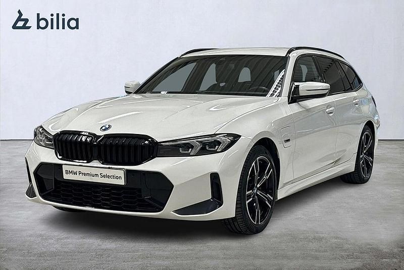 Vit Begagnad 2022 BMW 330e M Sport Kombi | 409 900 kr (Lite dyr) - Bild 1/4