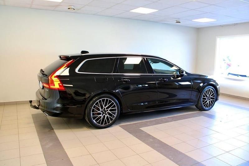 Begagnad Volvo V90 Momentum 190 HK (139 kW) 2020 Svart Kombi