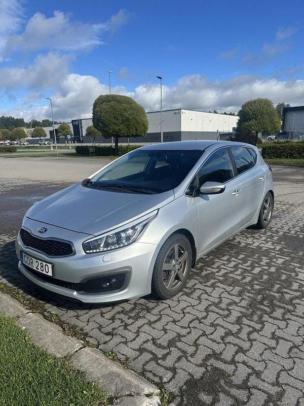 Grå Begagnad 2016 Kia Ceed Halvkombi | 44 900 kr (Superpris) - Bild 1/4