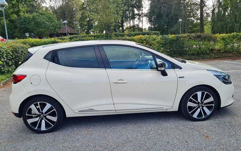 Vit Begagnad 2016 Renault Clio IV Halvkombi | 90 000 kr (Marknadspris) - Bild 1/4