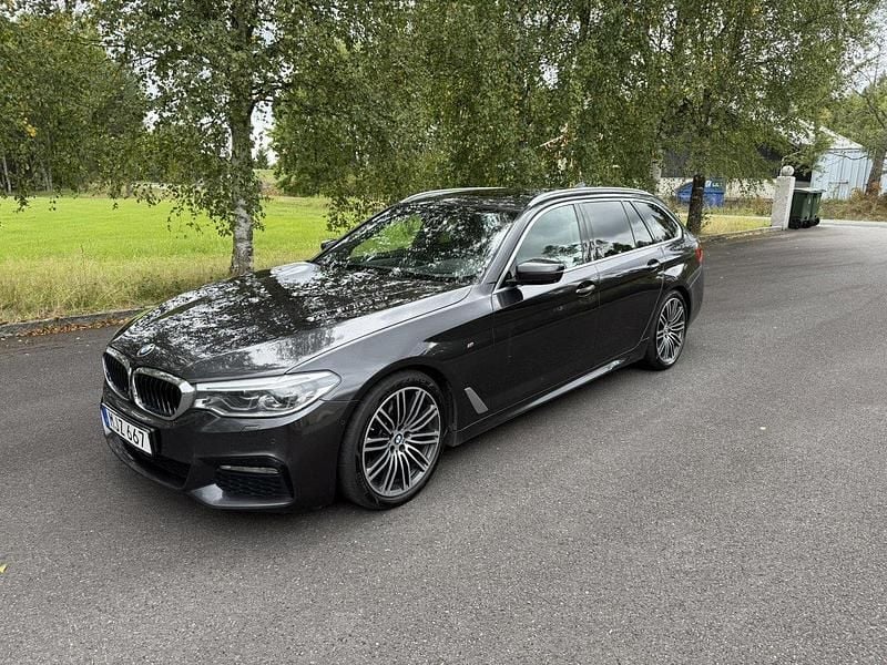 Grå Begagnad 2018 BMW 530 M Sport Kombi | 239 000 kr (Bra pris) - Bild 1/4
