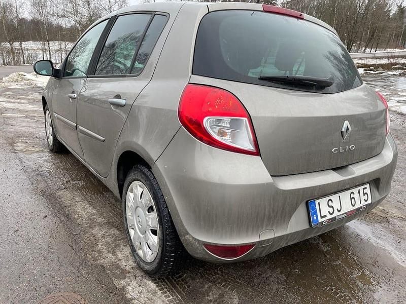 Begagnad Renault Clio R.S. 75 HK (55 kW) 2011 Nybesiktigad clio med bes.t.o.m. 2027.04.30 Halvkombi