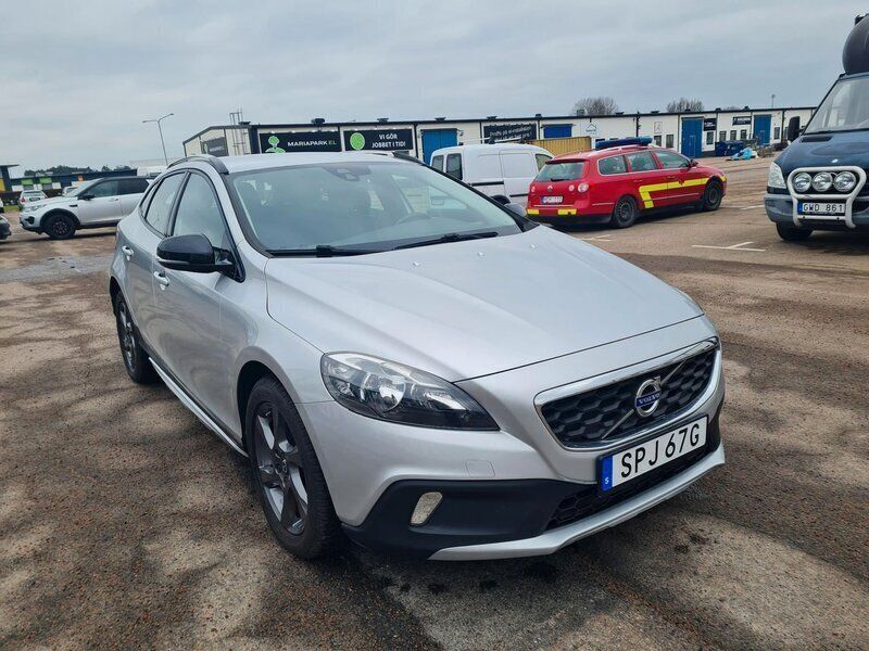 Grå Begagnad 2015 Volvo V40 CC Kombi | 129 900 kr (Marknadspris) - Bild 1/4