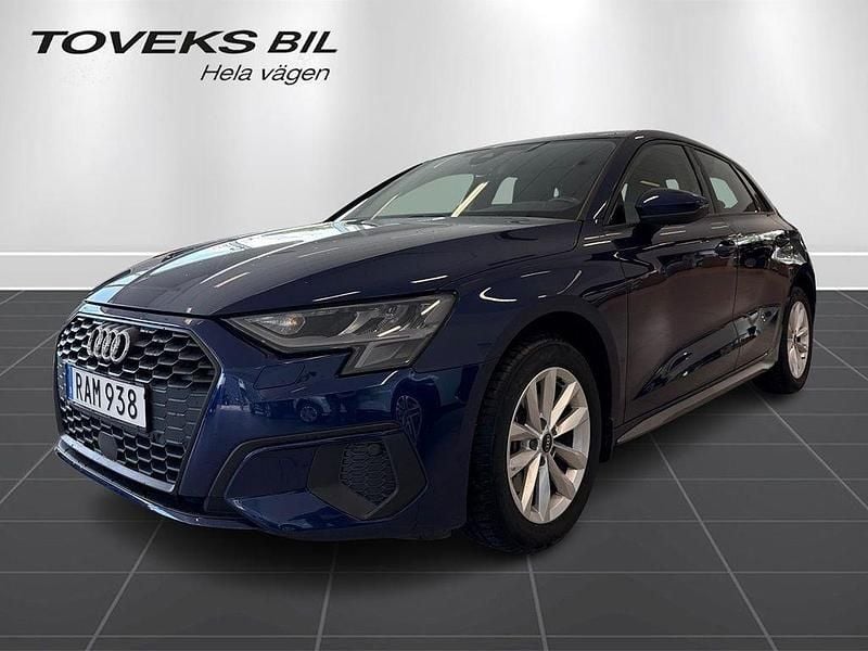 Blå (navarrablå metallic) Begagnad 2023 Audi A3 Sportback Proline Halvkombi | 269 900 kr (Marknadspris) - Bild 1/1