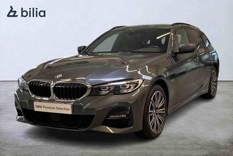 Grå Begagnad 2022 BMW 330e M Sport Kombi | 349 000 kr (Bra pris) - Bild 1/1
